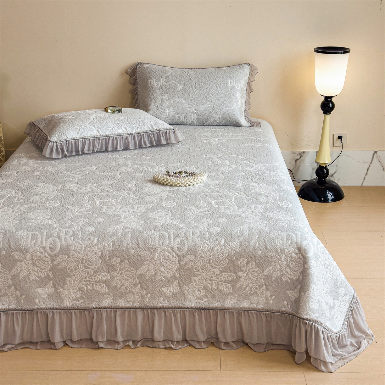 91家纺网 家纺一手货源 找家纺 慕木家纺 2026新款A类三明治复合乙纶提花冰豆豆花边床盖款床迪奥风系列（提供买家秀） 迪奥玫瑰-灰