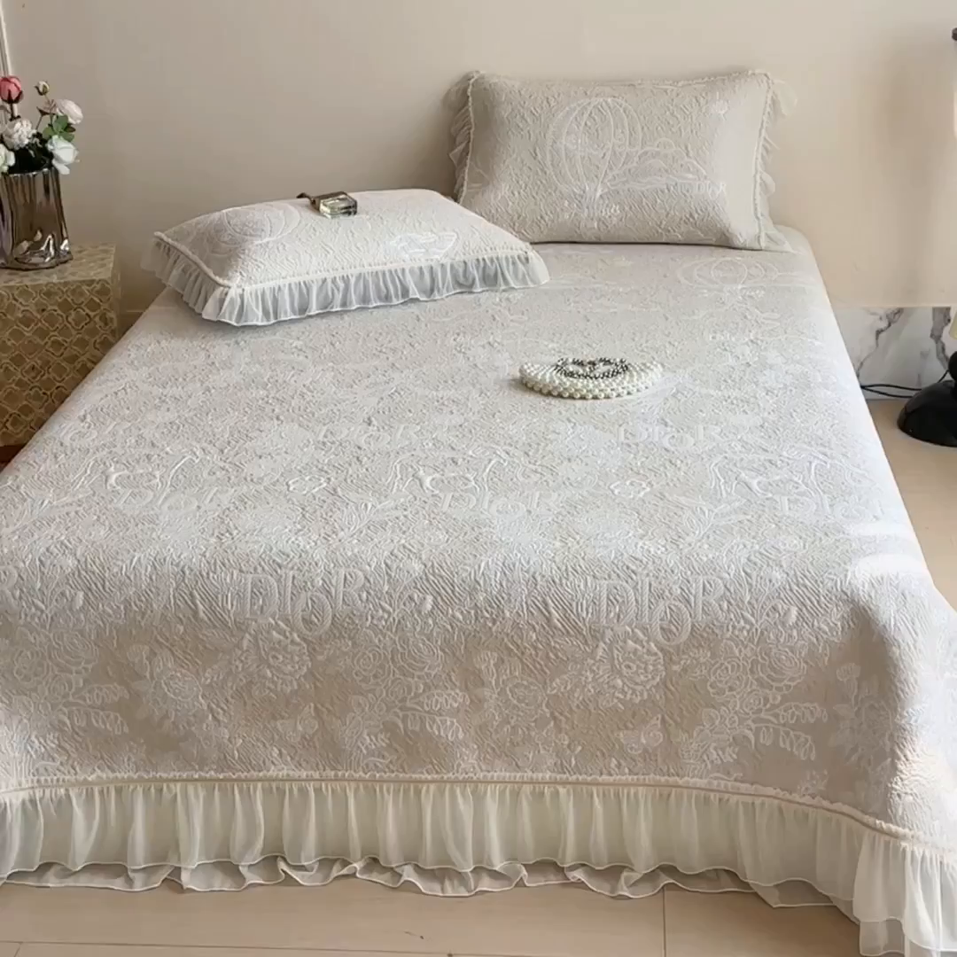 91家纺网 家纺一手货源 找家纺 慕木家纺 2026新款A类三明治复合乙纶提花冰豆豆花边床盖款床迪奥风系列（提供买家秀） 迪奥玫瑰-咖