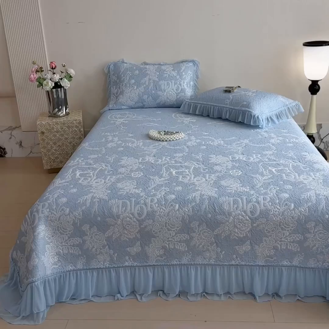 91家纺网 家纺一手货源 找家纺 （总）慕木家纺 2026新款A类三明治复合乙纶提花冰豆豆花边床盖款床迪奥风系列（提供买家秀）