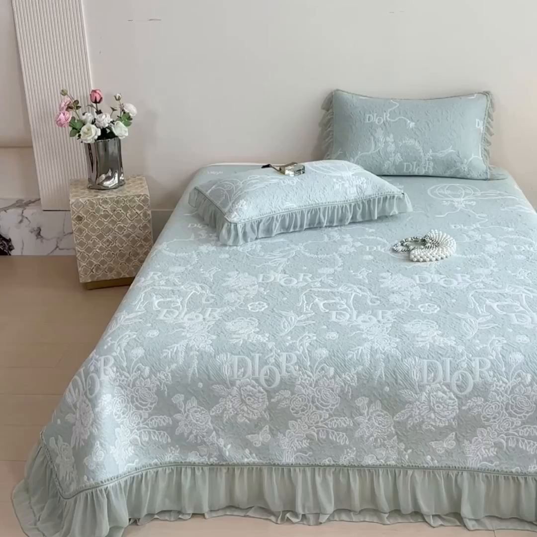 91家纺网 家纺一手货源 找家纺 慕木家纺 2026新款A类三明治复合乙纶提花冰豆豆花边床盖款床迪奥风系列（提供买家秀） 迪奥玫瑰-绿