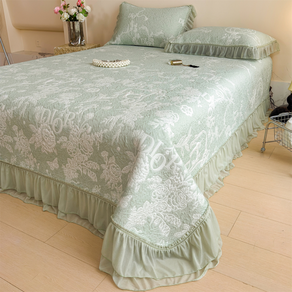 91家纺网 家纺一手货源 找家纺 慕木家纺 2026新款A类三明治复合乙纶提花冰豆豆花边床盖款床迪奥风系列（提供买家秀） 迪奥玫瑰-绿