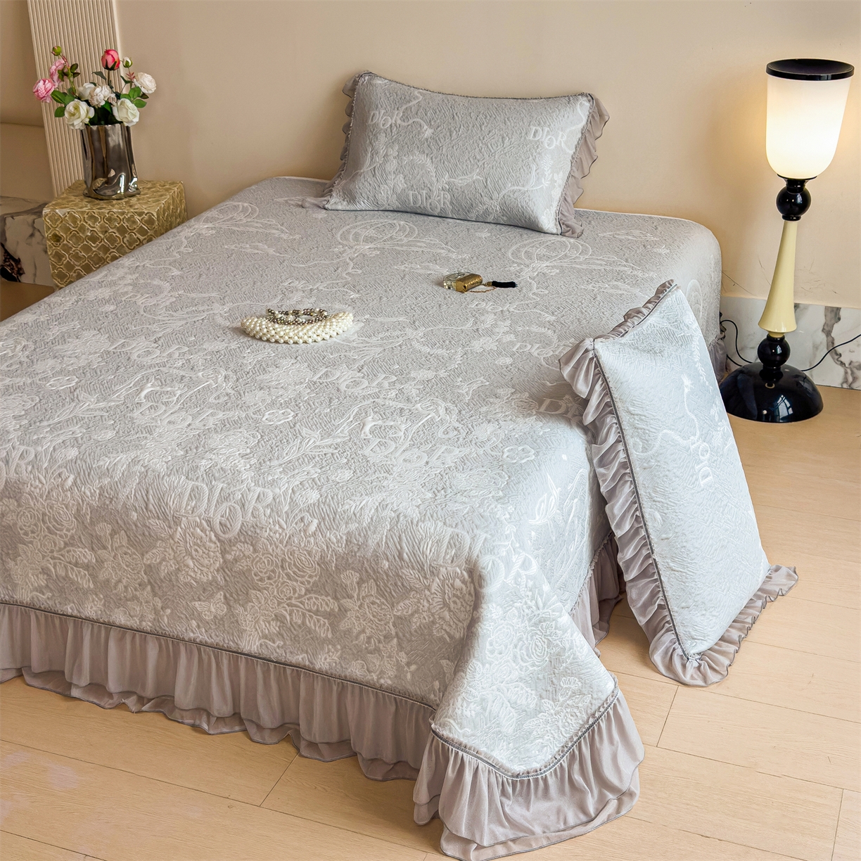 91家纺网 家纺一手货源 找家纺 慕木家纺 2026新款A类三明治复合乙纶提花冰豆豆花边床盖款床迪奥风系列（提供买家秀） 迪奥玫瑰-灰