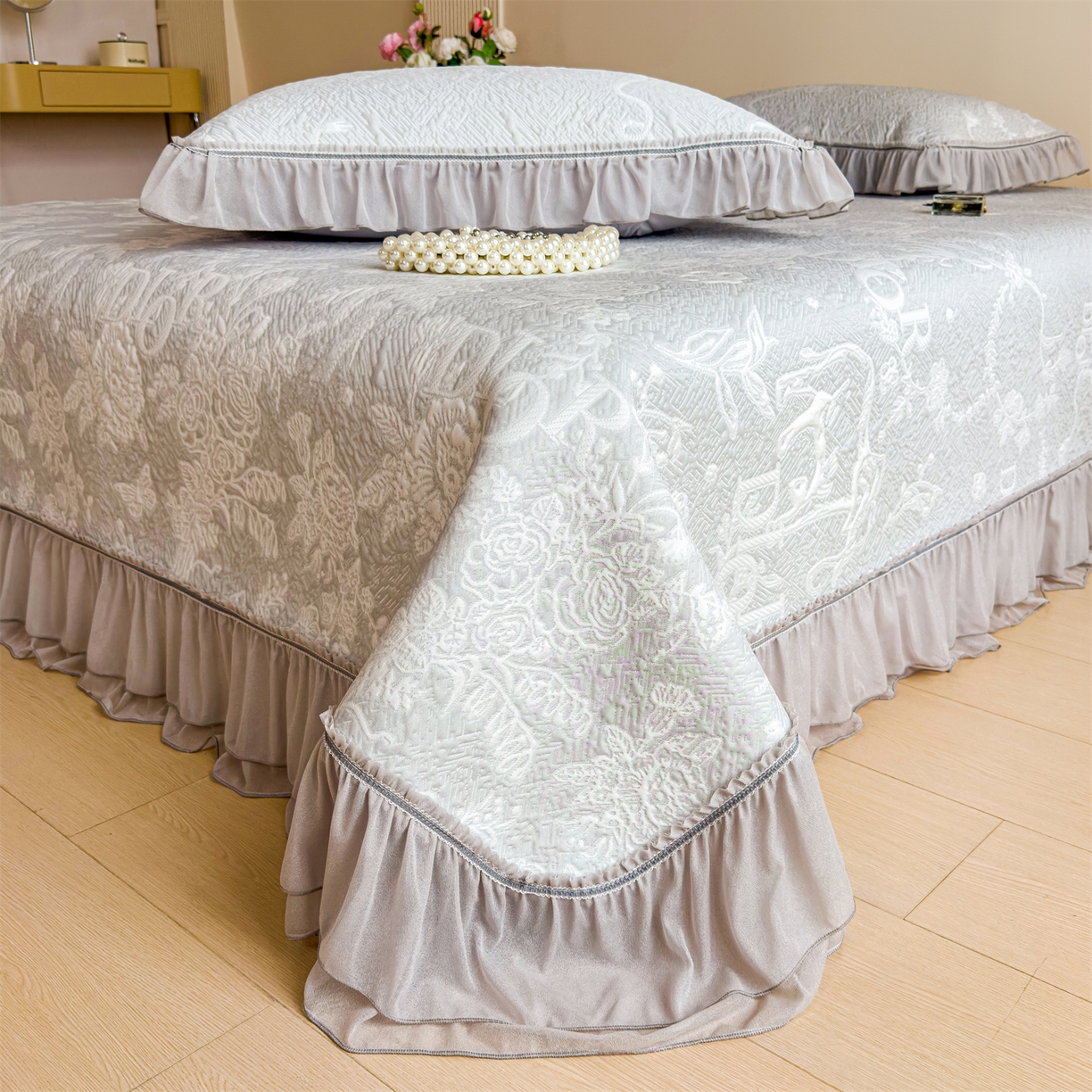 91家纺网 家纺一手货源 找家纺 慕木家纺 2026新款A类三明治复合乙纶提花冰豆豆花边床盖款床迪奥风系列（提供买家秀） 迪奥玫瑰-灰