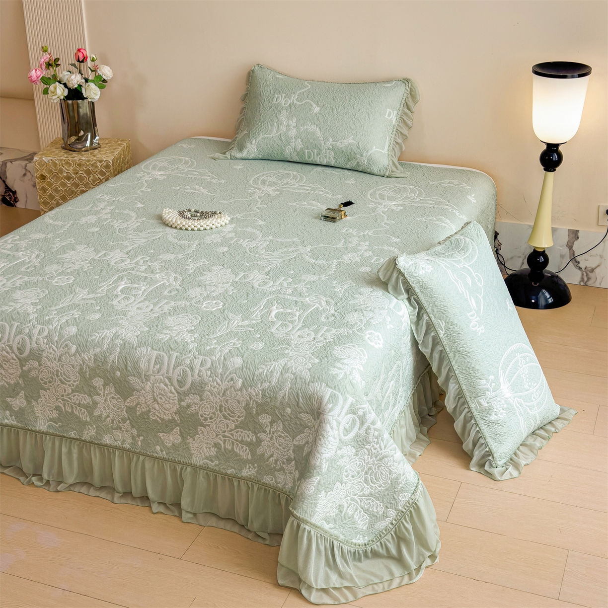 91家纺网 家纺一手货源 找家纺 慕木家纺 2026新款A类三明治复合乙纶提花冰豆豆花边床盖款床迪奥风系列（提供买家秀） 迪奥玫瑰-绿