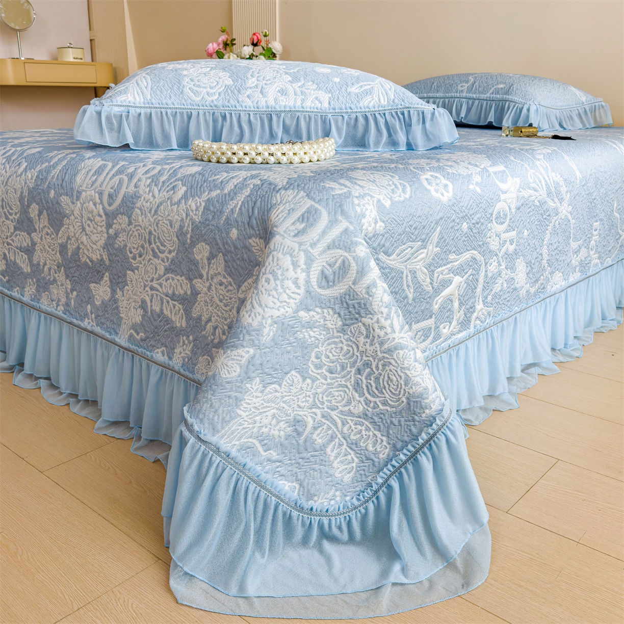 91家纺网 家纺一手货源 找家纺 慕木家纺 2026新款A类三明治复合乙纶提花冰豆豆花边床盖款床迪奥风系列（提供买家秀） 迪奥玫瑰-蓝