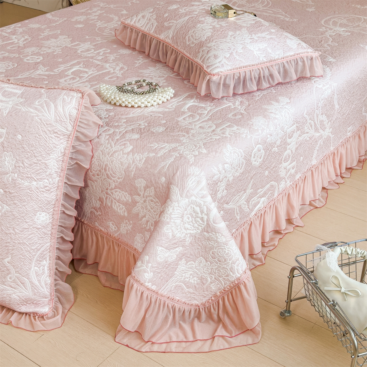 91家纺网 家纺一手货源 找家纺 慕木家纺 2026新款A类三明治复合乙纶提花冰豆豆花边床盖款床迪奥风系列（提供买家秀） 迪奥玫瑰-粉