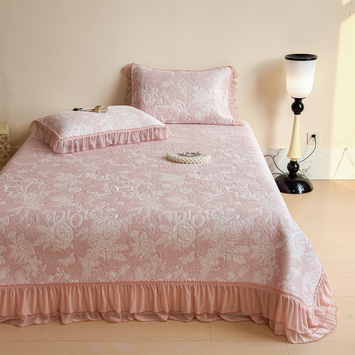 91家纺网 家纺一手货源 找家纺 慕木家纺 2026新款A类三明治复合乙纶提花冰豆豆花边床盖款床迪奥风系列（提供买家秀） 迪奥玫瑰-粉