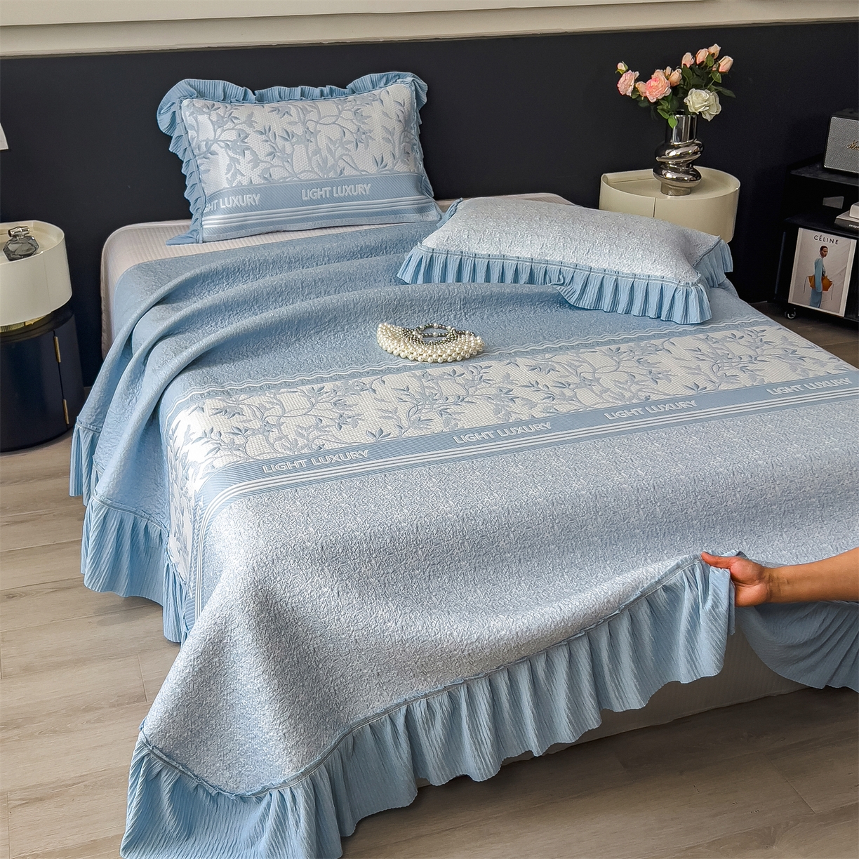 91家纺网 家纺一手货源 找家纺 （总）慕木家纺 2026新款A类三明治复合乙纶提花冰豆豆花边床盖款床裙欧洛菲系列（提供买家秀）