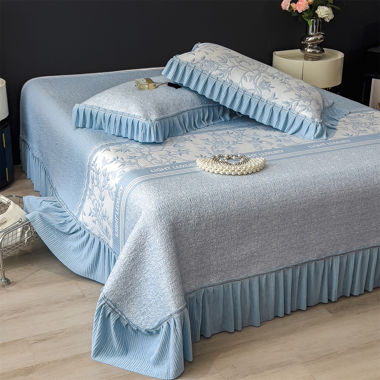 91家纺网 家纺一手货源 找家纺 （总）慕木家纺 2026新款A类三明治复合乙纶提花冰豆豆花边床盖款床裙欧洛菲系列（提供买家秀）