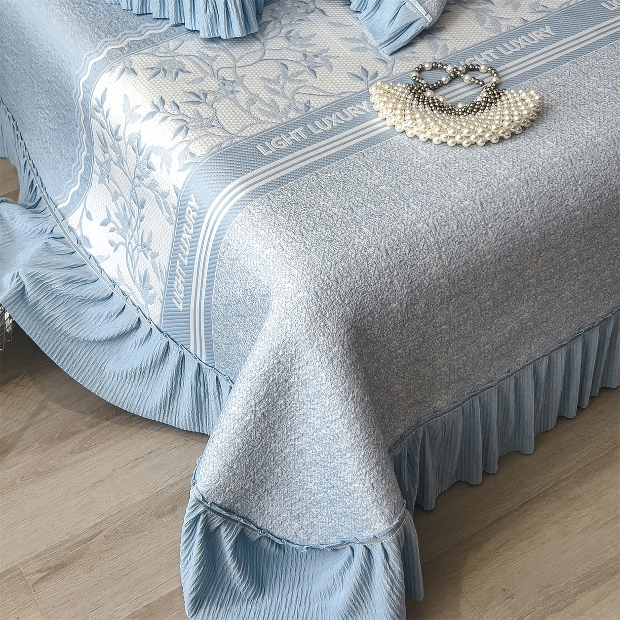 91家纺网 家纺一手货源 找家纺 （总）慕木家纺 2026新款A类三明治复合乙纶提花冰豆豆花边床盖款床裙欧洛菲系列（提供买家秀）