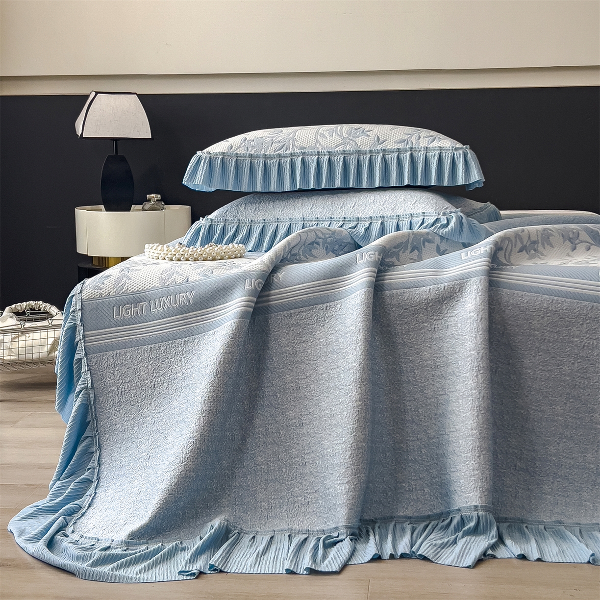 91家纺网 家纺一手货源 找家纺 （总）慕木家纺 2026新款A类三明治复合乙纶提花冰豆豆花边床盖款床裙欧洛菲系列（提供买家秀）