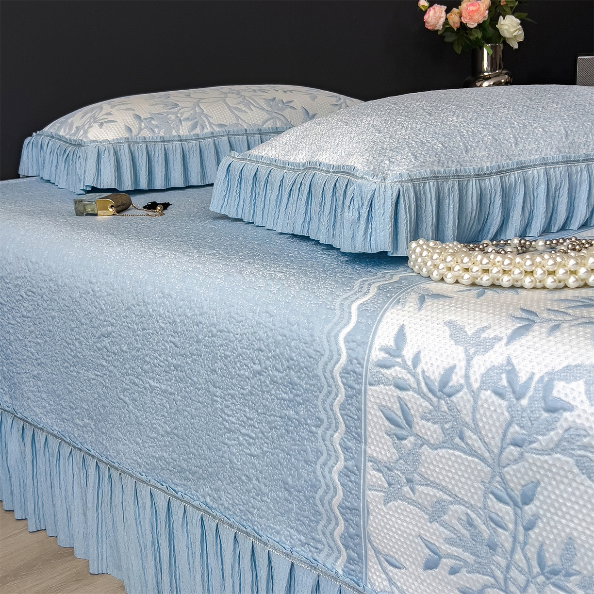 91家纺网 家纺一手货源 找家纺 （总）慕木家纺 2026新款A类三明治复合乙纶提花冰豆豆花边床盖款床裙欧洛菲系列（提供买家秀）