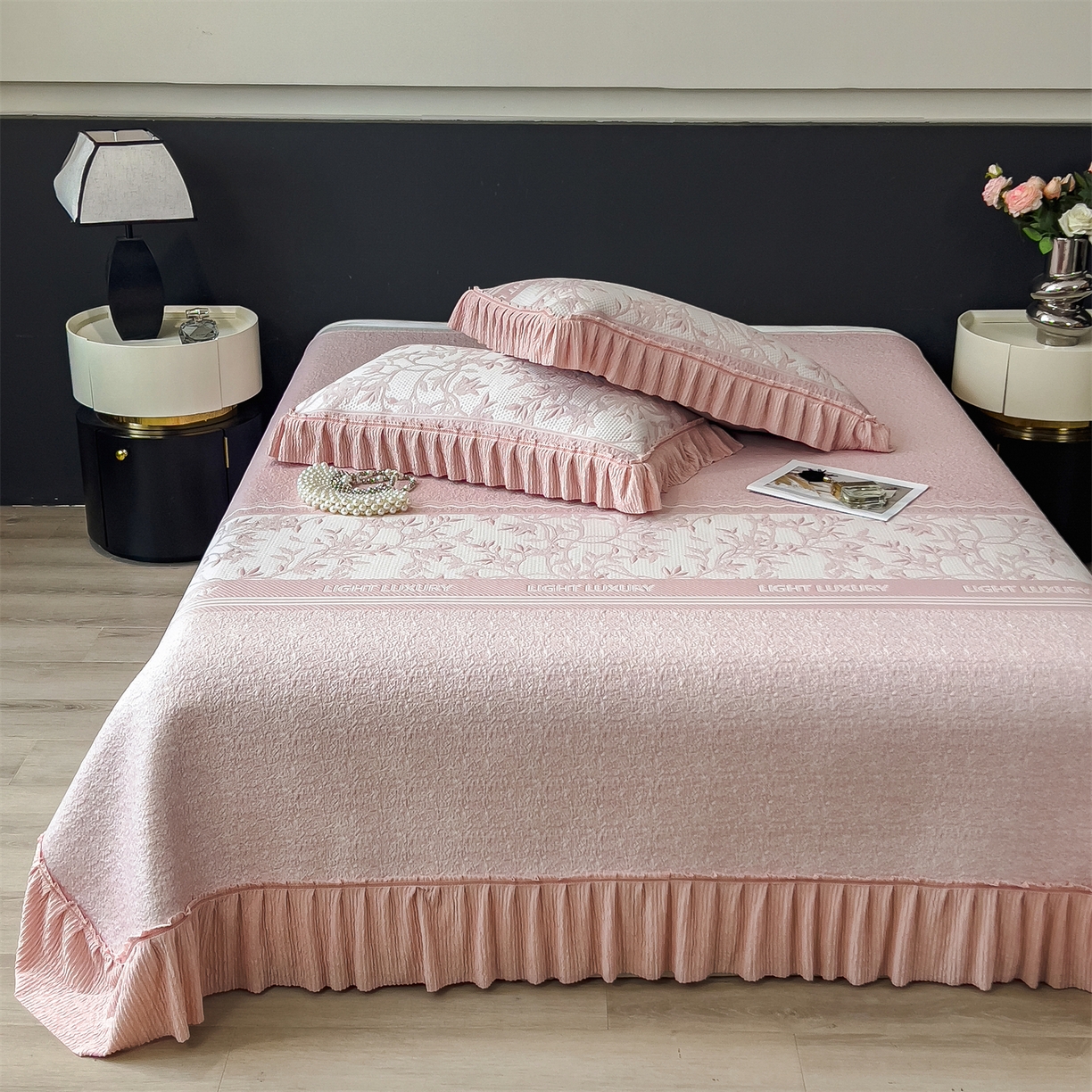 91家纺网 家纺一手货源 找家纺 慕木家纺 2026新款A类三明治复合乙纶提花冰豆豆花边床盖款床裙欧洛菲系列（提供买家秀） 欧洛菲-粉