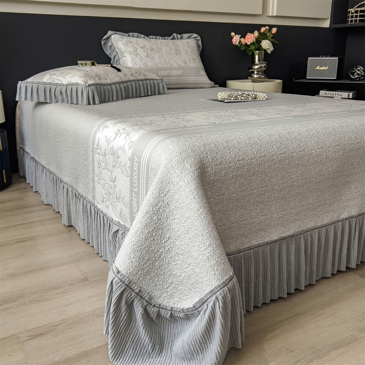 91家纺网 家纺一手货源 找家纺 慕木家纺 2026新款A类三明治复合乙纶提花冰豆豆花边床盖款床裙欧洛菲系列（提供买家秀） 欧洛菲-灰