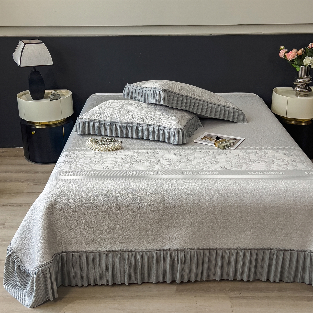 91家纺网 家纺一手货源 找家纺 慕木家纺 2026新款A类三明治复合乙纶提花冰豆豆花边床盖款床裙欧洛菲系列（提供买家秀） 欧洛菲-灰