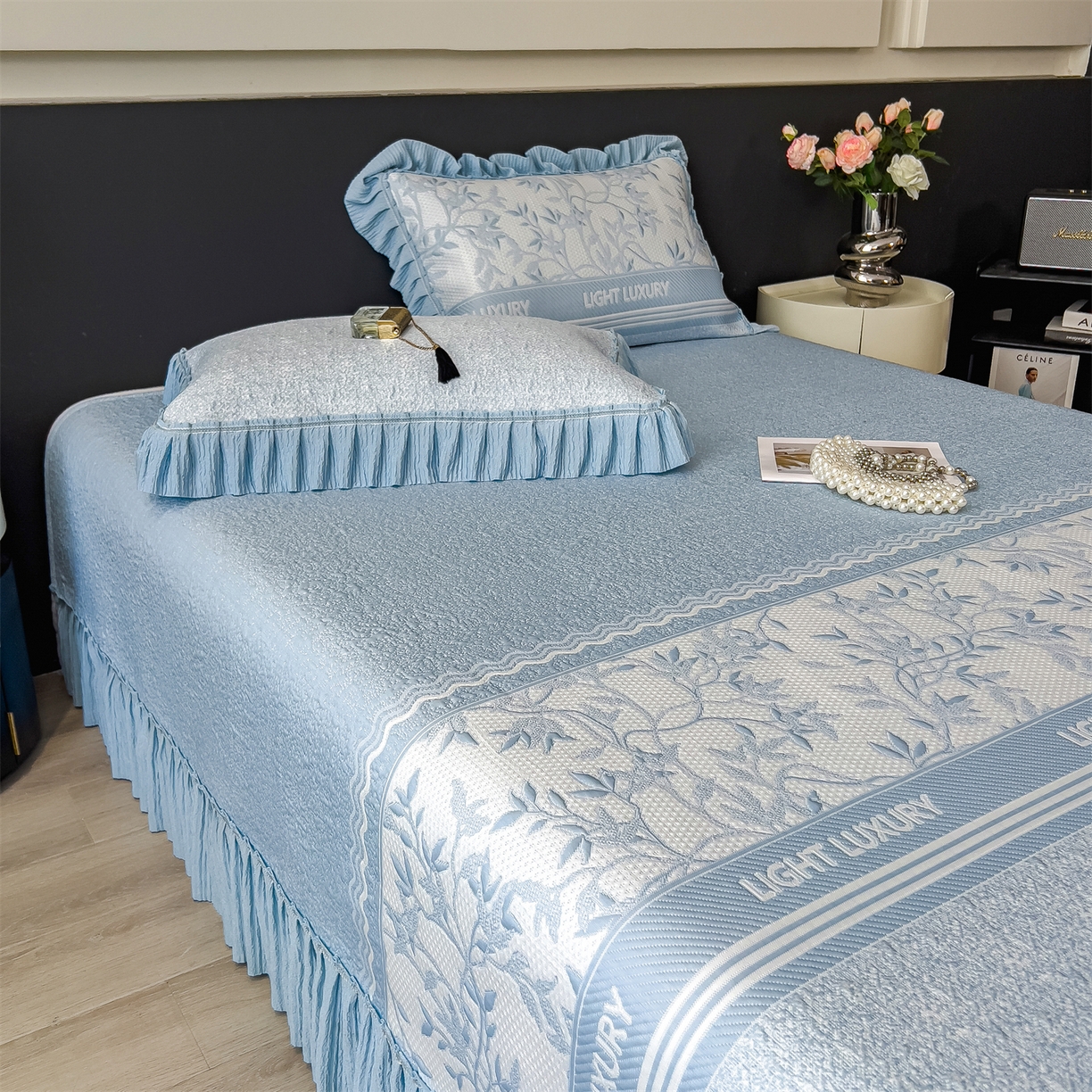 91家纺网 家纺一手货源 找家纺 （总）慕木家纺 2026新款A类三明治复合乙纶提花冰豆豆花边床盖款床裙欧洛菲系列（提供买家秀）