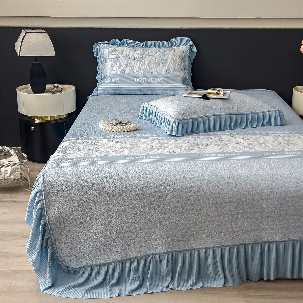 91家纺网 家纺一手货源 找家纺 （总）慕木家纺 2026新款A类三明治复合乙纶提花冰豆豆花边床盖款床裙欧洛菲系列（提供买家秀）