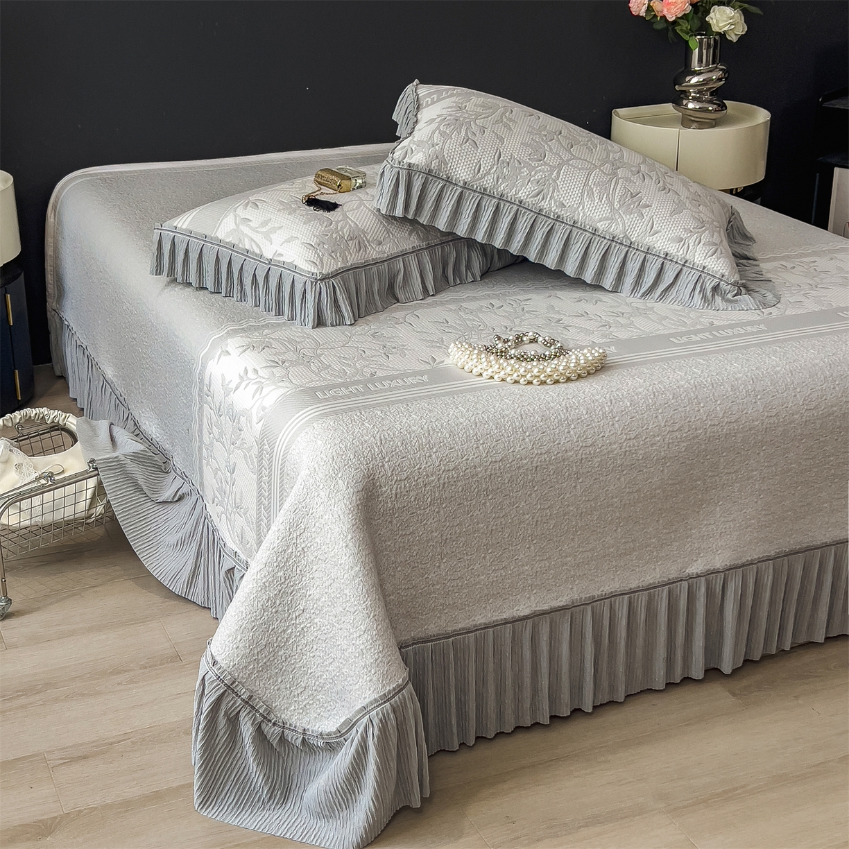 91家纺网 家纺一手货源 找家纺 慕木家纺 2026新款A类三明治复合乙纶提花冰豆豆花边床盖款床裙欧洛菲系列（提供买家秀） 欧洛菲-灰
