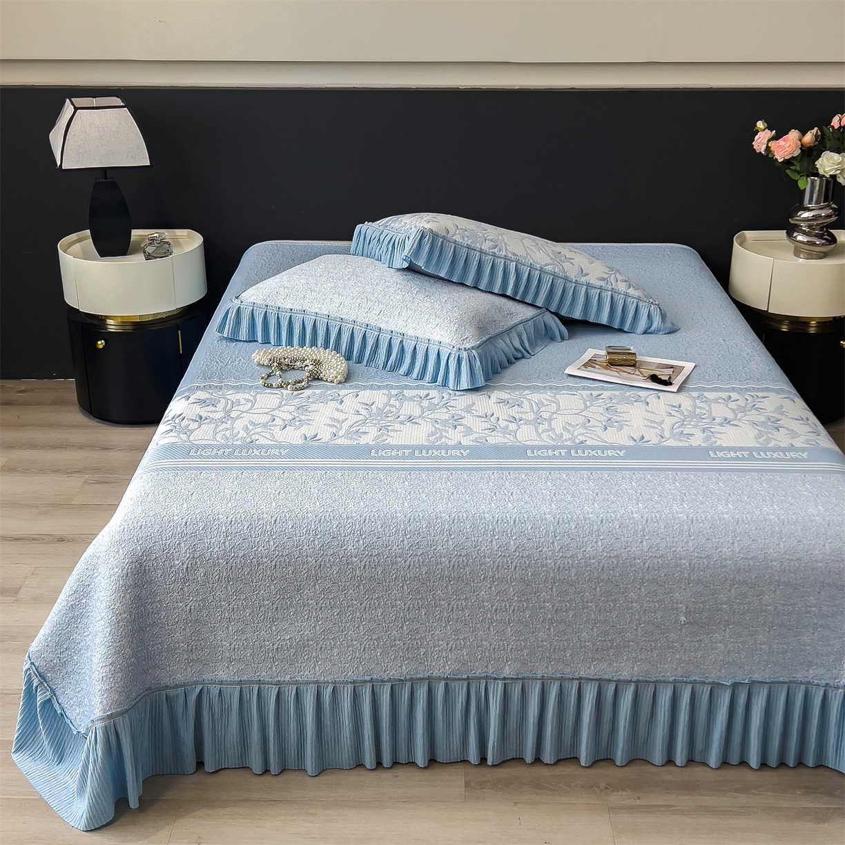 91家纺网 家纺一手货源 找家纺 慕木家纺 2026新款A类三明治复合乙纶提花冰豆豆花边床盖款床裙欧洛菲系列（提供买家秀） 欧洛菲-蓝