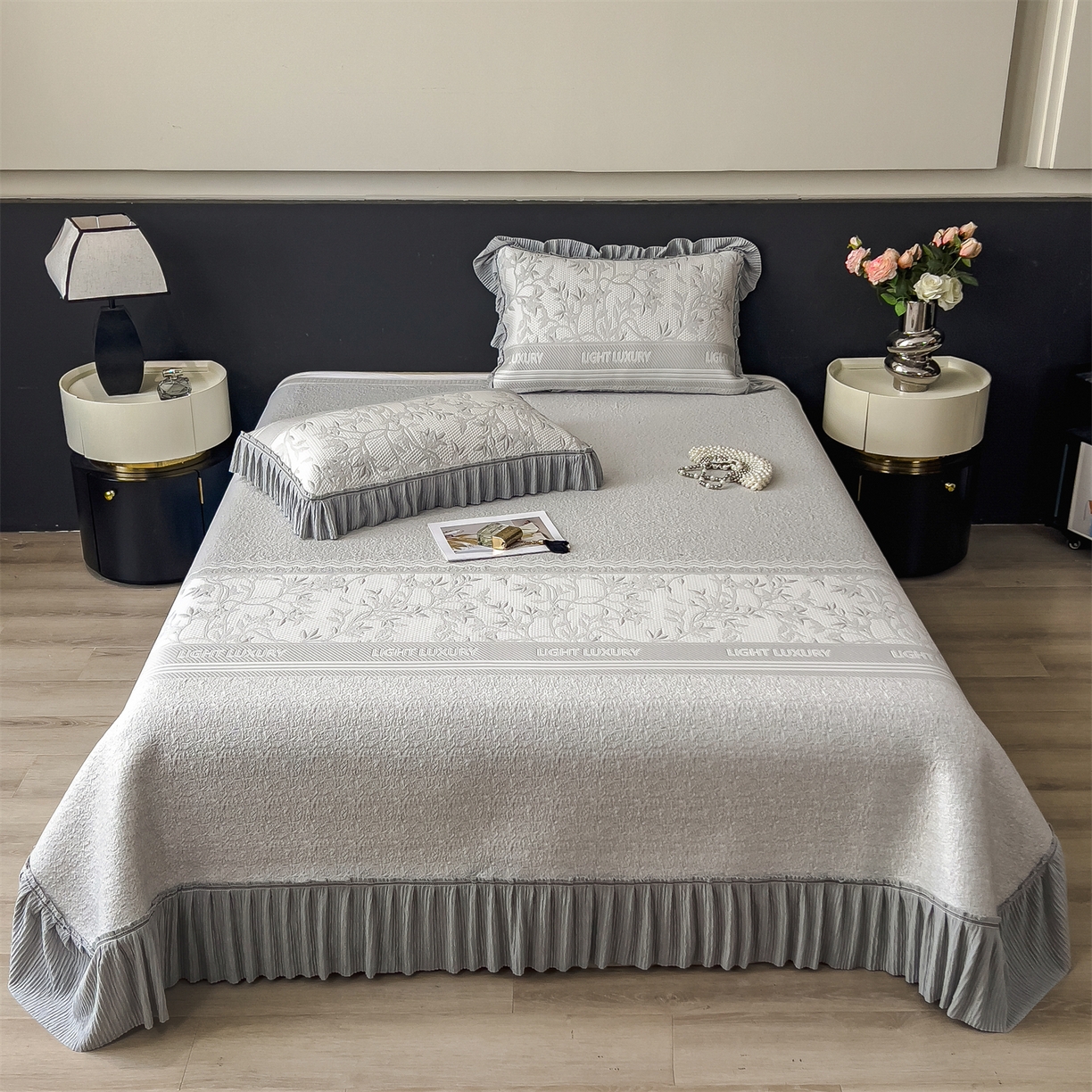 91家纺网 家纺一手货源 找家纺 慕木家纺 2026新款A类三明治复合乙纶提花冰豆豆花边床盖款床裙欧洛菲系列（提供买家秀） 欧洛菲-灰