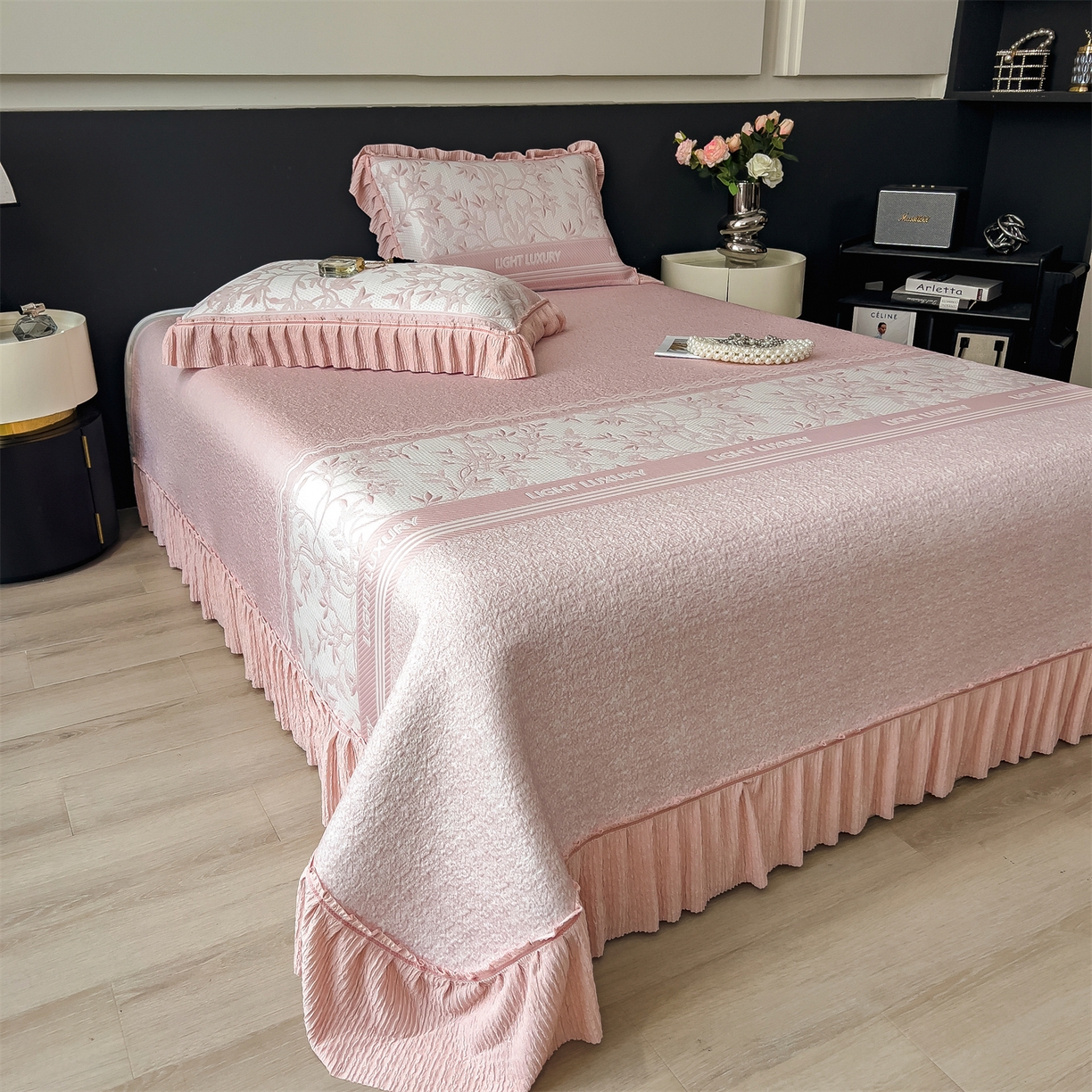 91家纺网 家纺一手货源 找家纺 慕木家纺 2026新款A类三明治复合乙纶提花冰豆豆花边床盖款床裙欧洛菲系列（提供买家秀） 欧洛菲-粉