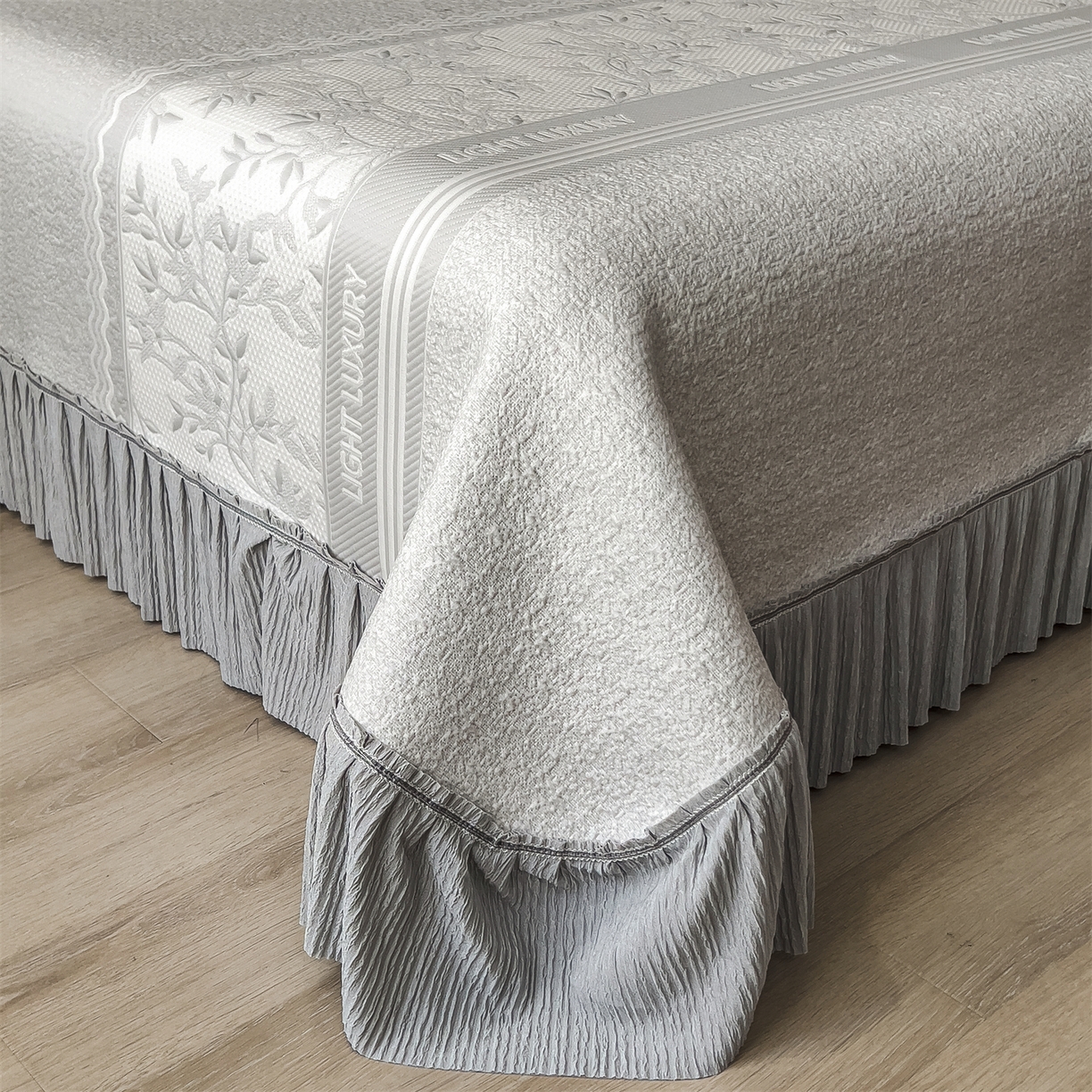 91家纺网 家纺一手货源 找家纺 慕木家纺 2026新款A类三明治复合乙纶提花冰豆豆花边床盖款床裙欧洛菲系列（提供买家秀） 欧洛菲-灰