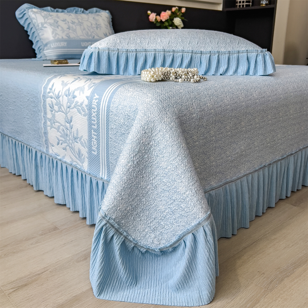 91家纺网 家纺一手货源 找家纺 （总）慕木家纺 2026新款A类三明治复合乙纶提花冰豆豆花边床盖款床裙欧洛菲系列（提供买家秀）