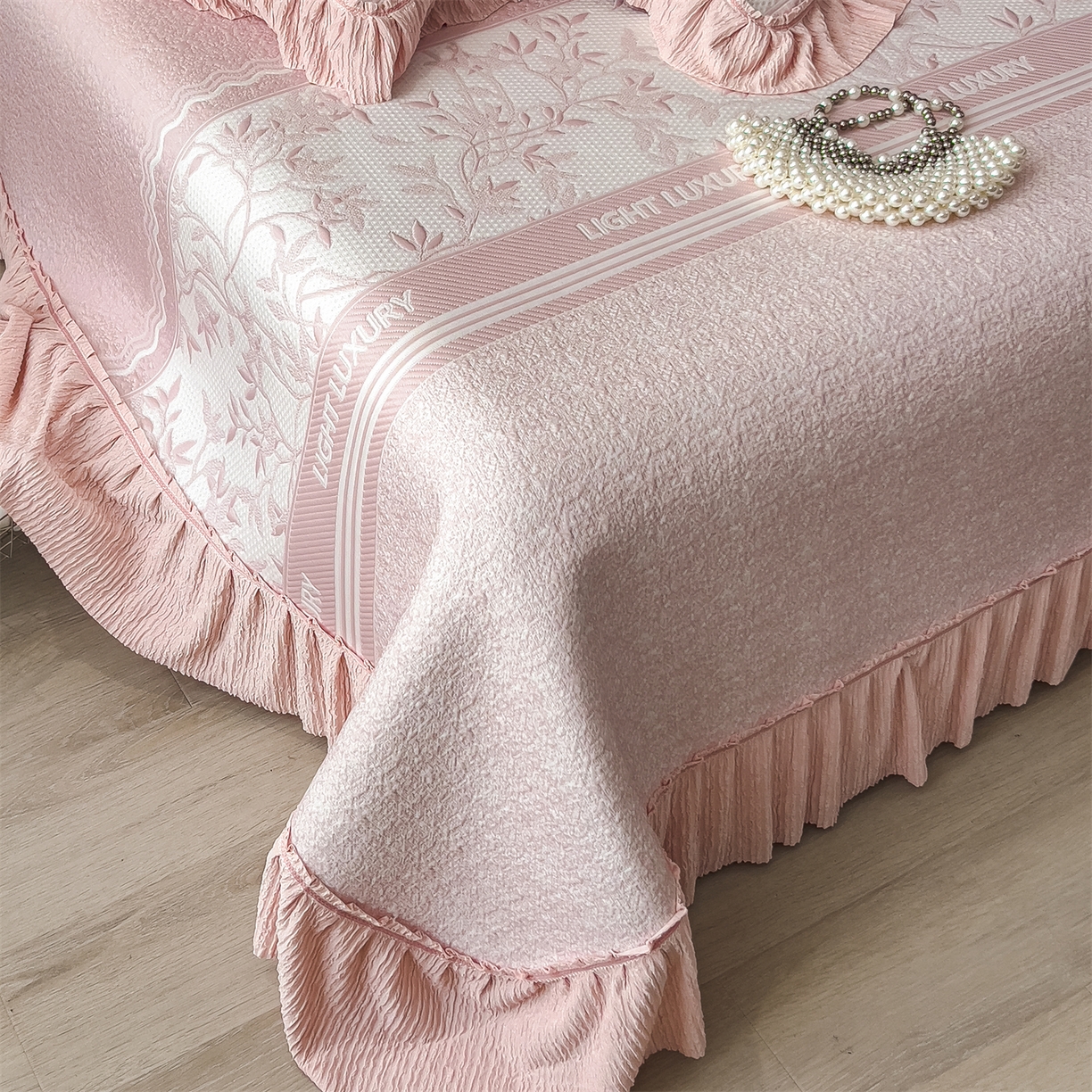 91家纺网 家纺一手货源 找家纺 慕木家纺 2026新款A类三明治复合乙纶提花冰豆豆花边床盖款床裙欧洛菲系列（提供买家秀） 欧洛菲-粉