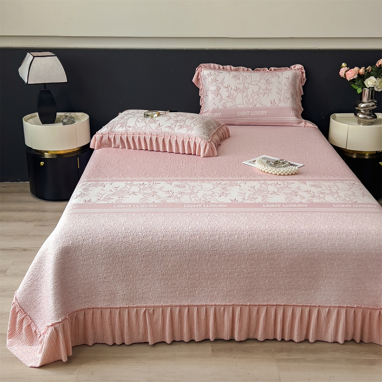 91家纺网 家纺一手货源 找家纺 慕木家纺 2026新款A类三明治复合乙纶提花冰豆豆花边床盖款床裙欧洛菲系列（提供买家秀） 欧洛菲-粉