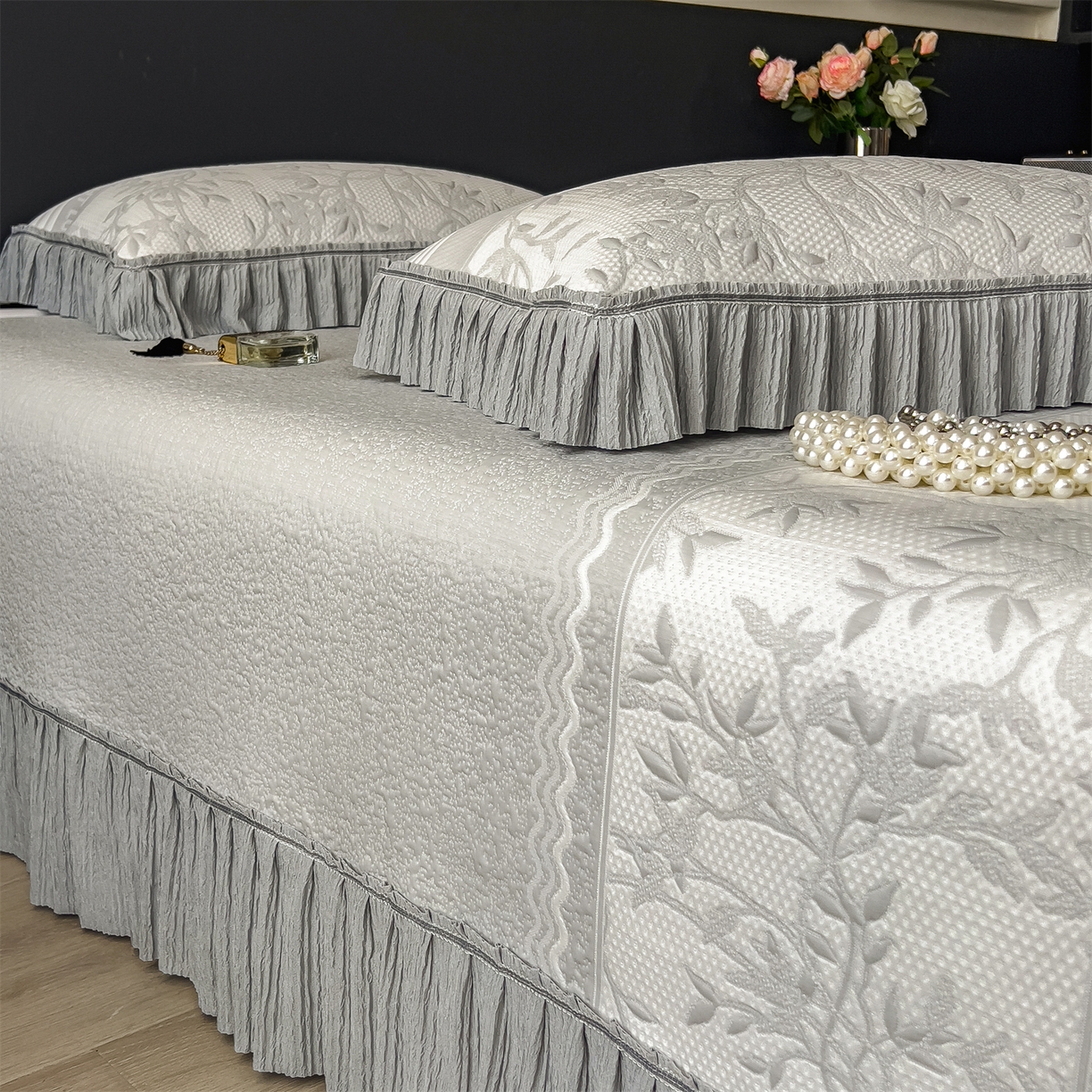 91家纺网 家纺一手货源 找家纺 慕木家纺 2026新款A类三明治复合乙纶提花冰豆豆花边床盖款床裙欧洛菲系列（提供买家秀） 欧洛菲-灰