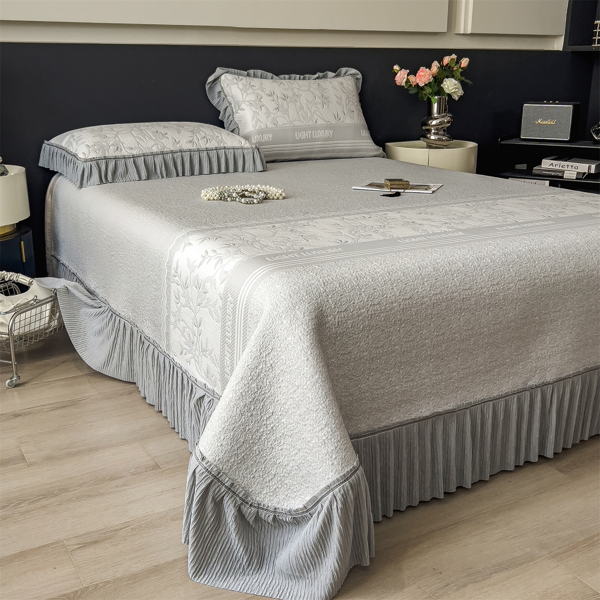 91家纺网 家纺一手货源 找家纺 慕木家纺 2026新款A类三明治复合乙纶提花冰豆豆花边床盖款床裙欧洛菲系列（提供买家秀） 欧洛菲-灰