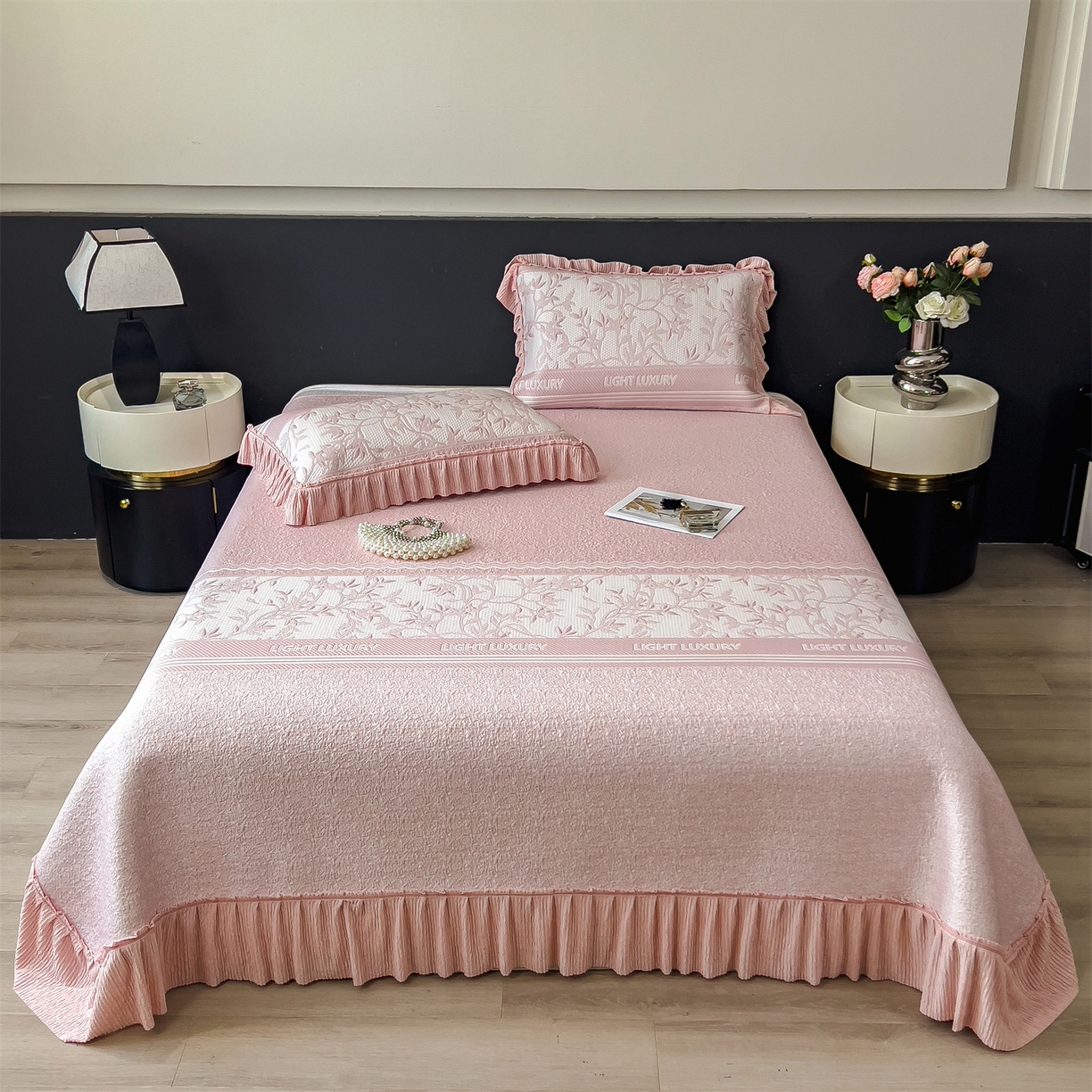 91家纺网 家纺一手货源 找家纺 慕木家纺 2026新款A类三明治复合乙纶提花冰豆豆花边床盖款床裙欧洛菲系列（提供买家秀） 欧洛菲-粉