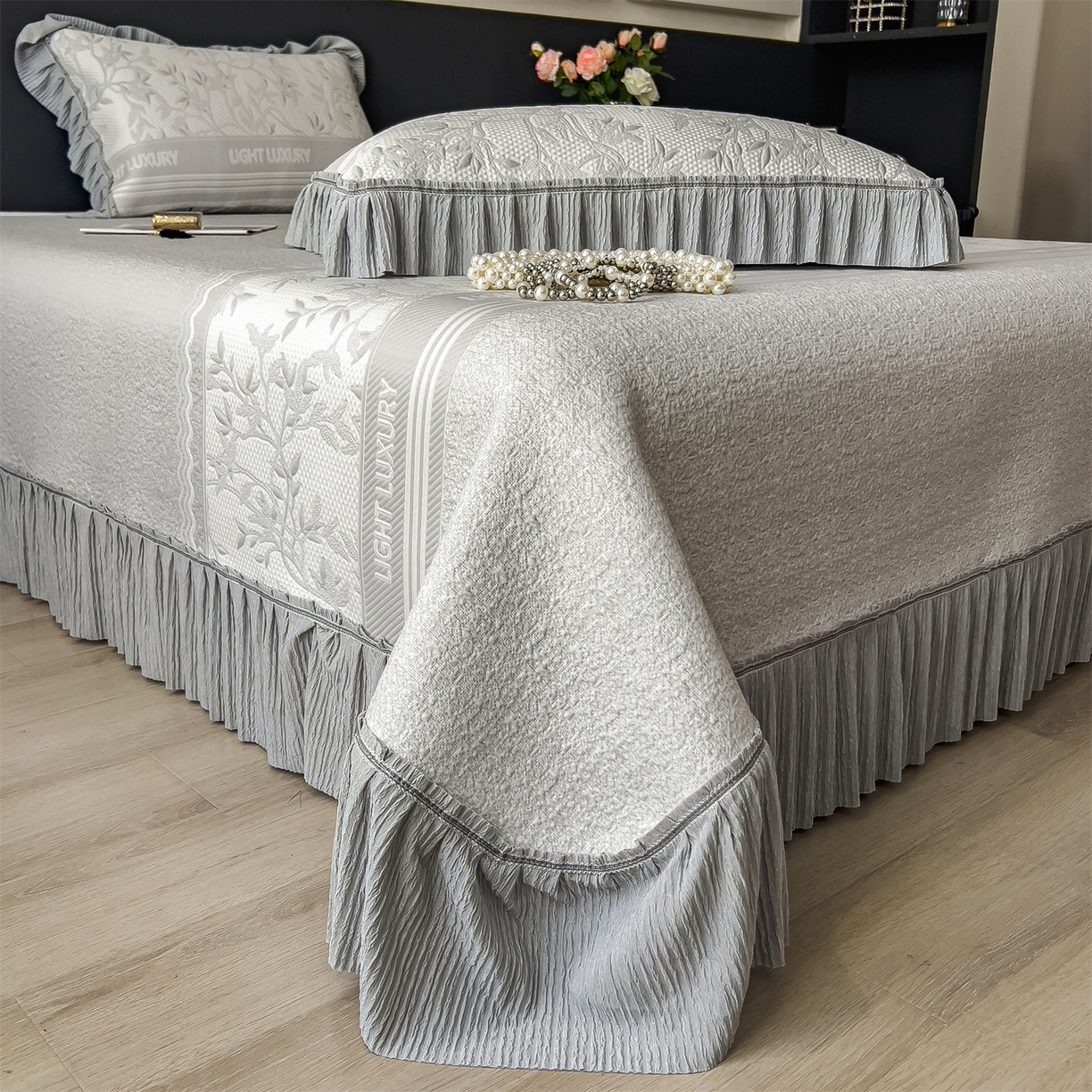 91家纺网 家纺一手货源 找家纺 慕木家纺 2026新款A类三明治复合乙纶提花冰豆豆花边床盖款床裙欧洛菲系列（提供买家秀） 欧洛菲-灰