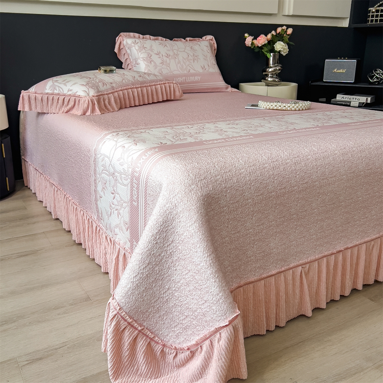 91家纺网 家纺一手货源 找家纺 慕木家纺 2026新款A类三明治复合乙纶提花冰豆豆花边床盖款床裙欧洛菲系列（提供买家秀） 欧洛菲-粉