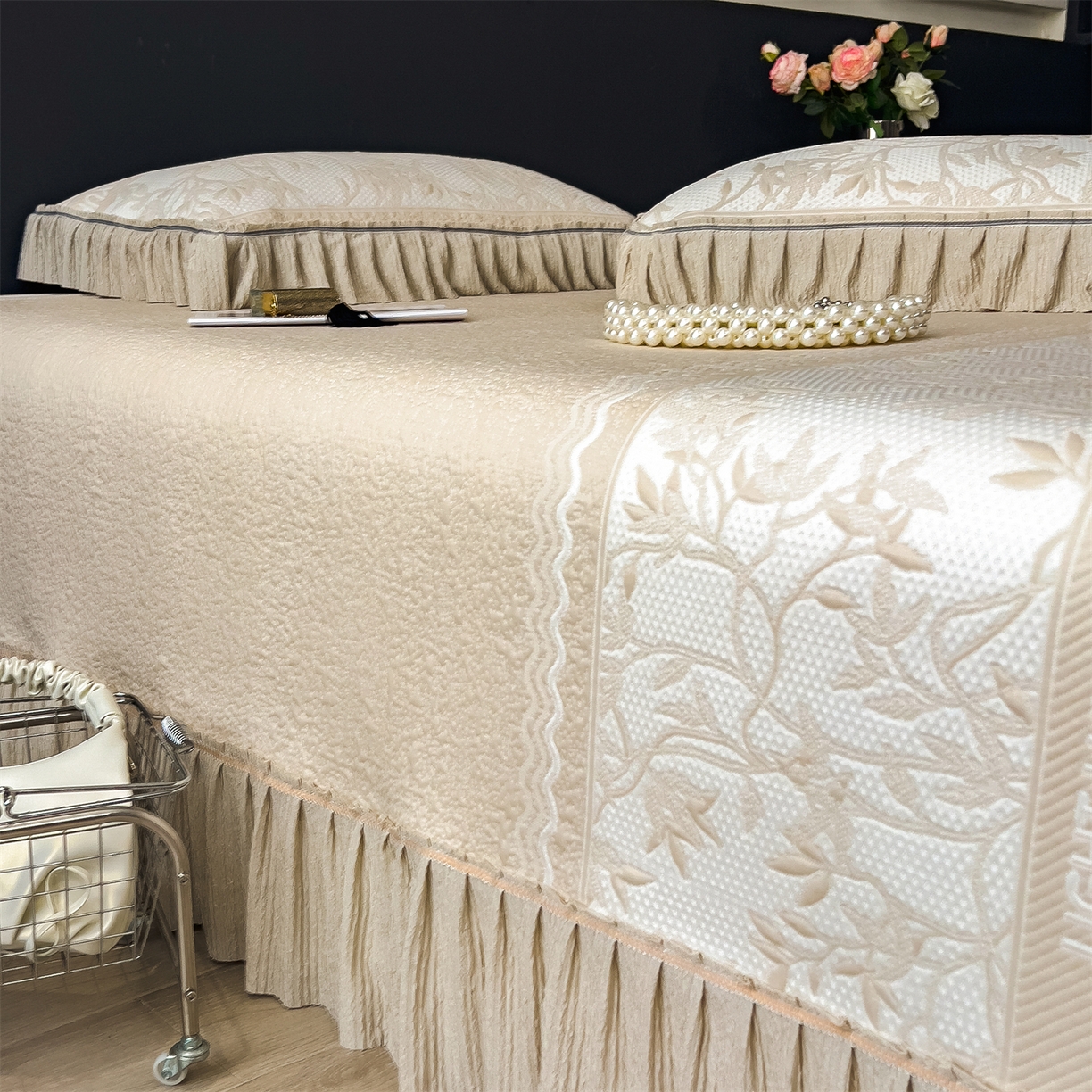 91家纺网 家纺一手货源 找家纺 慕木家纺 2026新款A类三明治复合乙纶提花冰豆豆花边床盖款床裙欧洛菲系列（提供买家秀） 欧洛菲-卡其