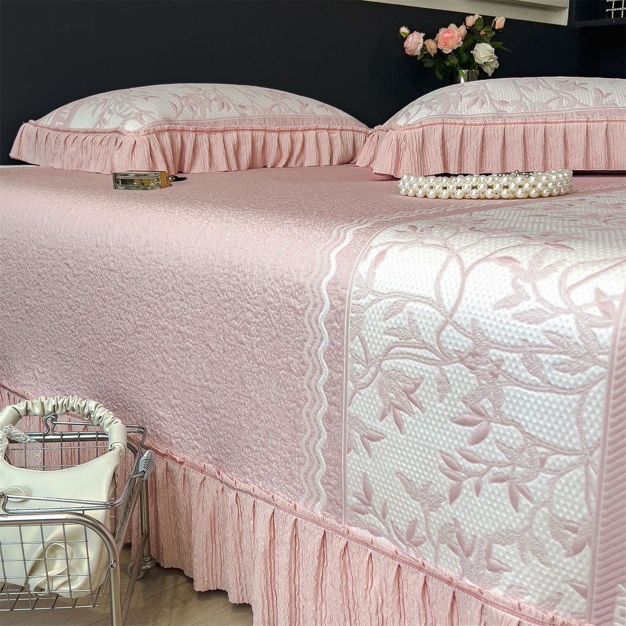91家纺网 家纺一手货源 找家纺 慕木家纺 2026新款A类三明治复合乙纶提花冰豆豆花边床盖款床裙欧洛菲系列（提供买家秀） 欧洛菲-粉