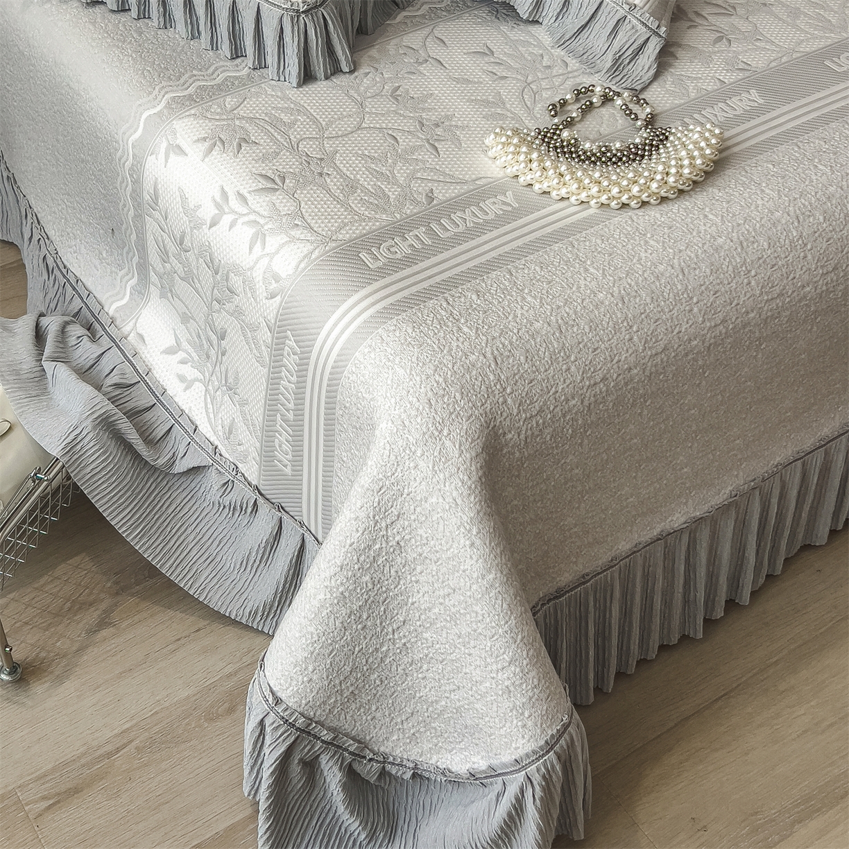 91家纺网 家纺一手货源 找家纺 慕木家纺 2026新款A类三明治复合乙纶提花冰豆豆花边床盖款床裙欧洛菲系列（提供买家秀） 欧洛菲-灰