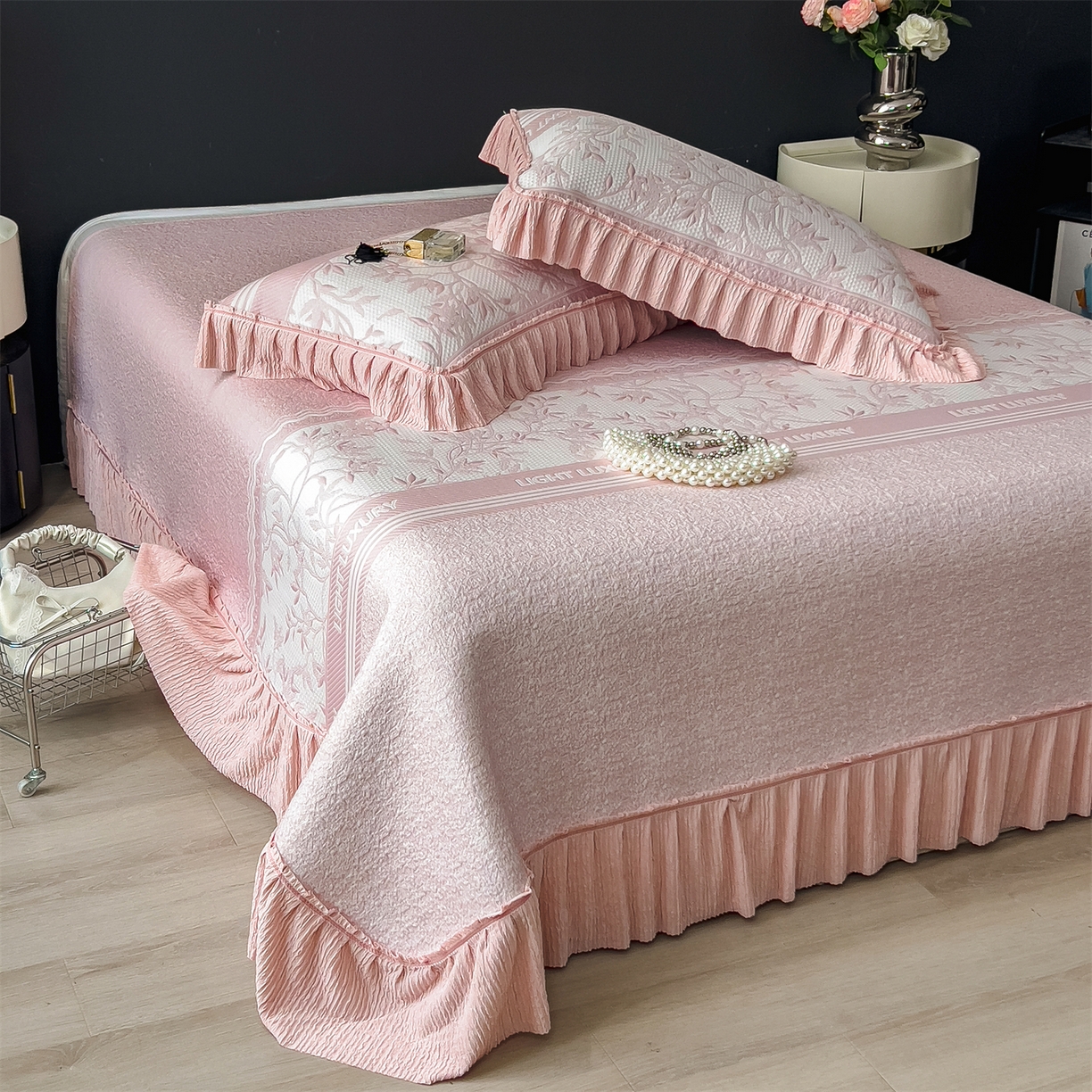 91家纺网 家纺一手货源 找家纺 慕木家纺 2026新款A类三明治复合乙纶提花冰豆豆花边床盖款床裙欧洛菲系列（提供买家秀） 欧洛菲-粉