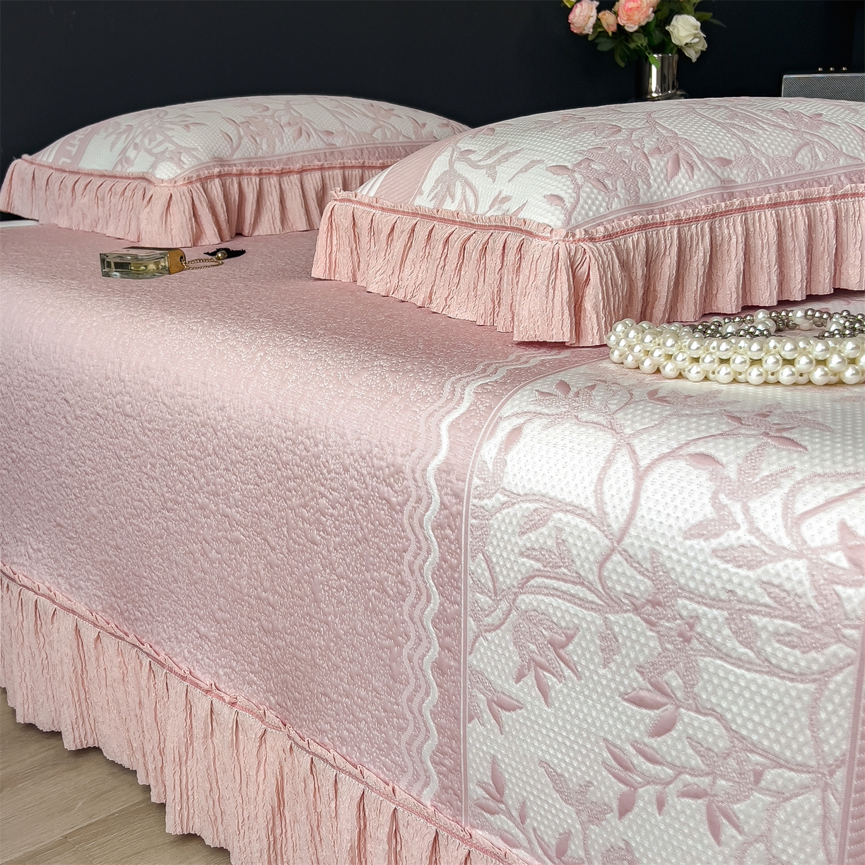 91家纺网 家纺一手货源 找家纺 慕木家纺 2026新款A类三明治复合乙纶提花冰豆豆花边床盖款床裙欧洛菲系列（提供买家秀） 欧洛菲-粉