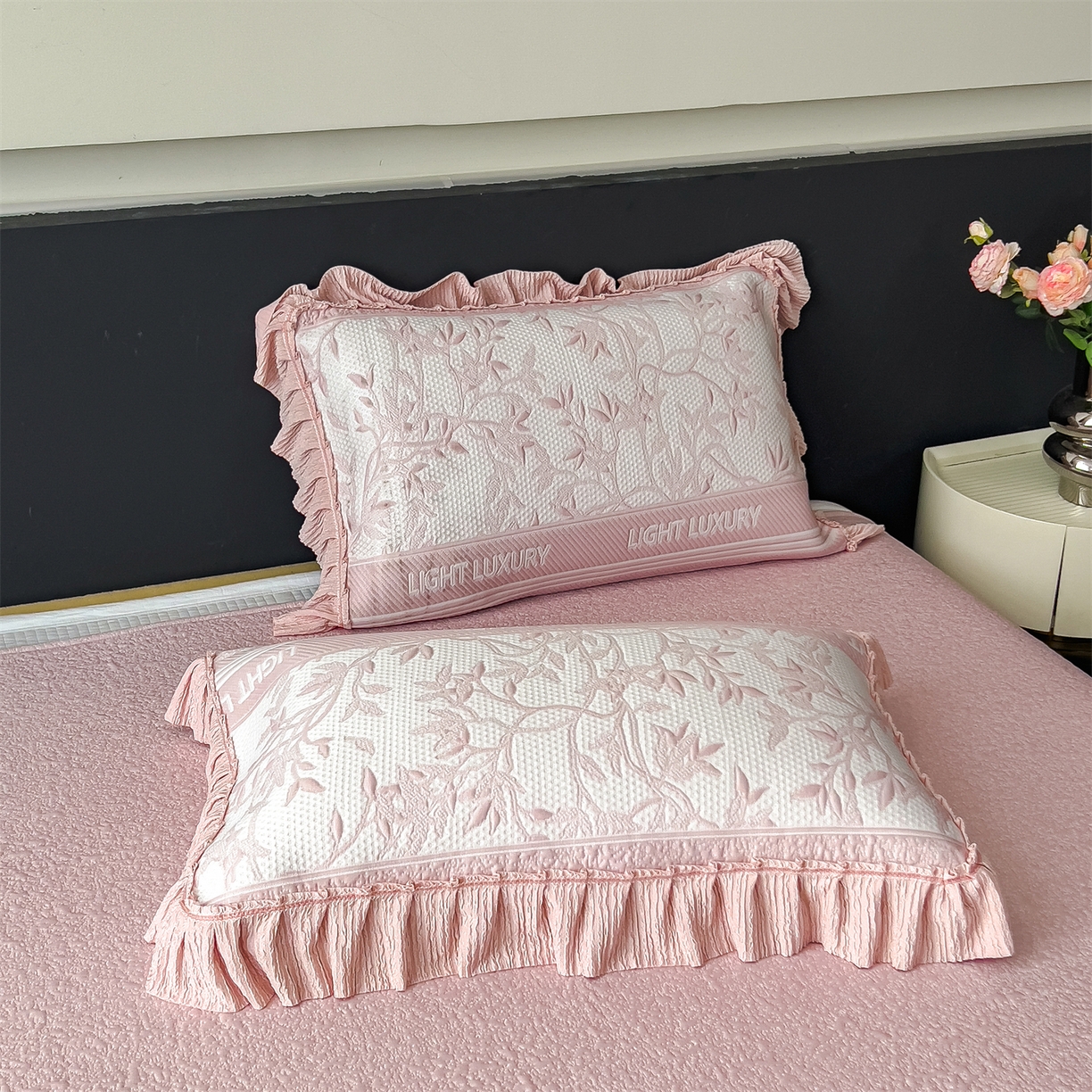 91家纺网 家纺一手货源 找家纺 慕木家纺 2026新款A类三明治复合乙纶提花冰豆豆花边床盖款床裙欧洛菲系列（提供买家秀） 欧洛菲-粉