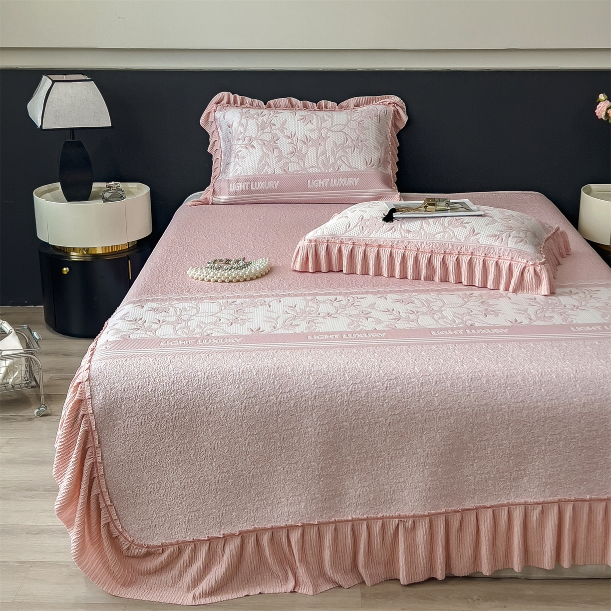 91家纺网 家纺一手货源 找家纺 慕木家纺 2026新款A类三明治复合乙纶提花冰豆豆花边床盖款床裙欧洛菲系列（提供买家秀） 欧洛菲-粉