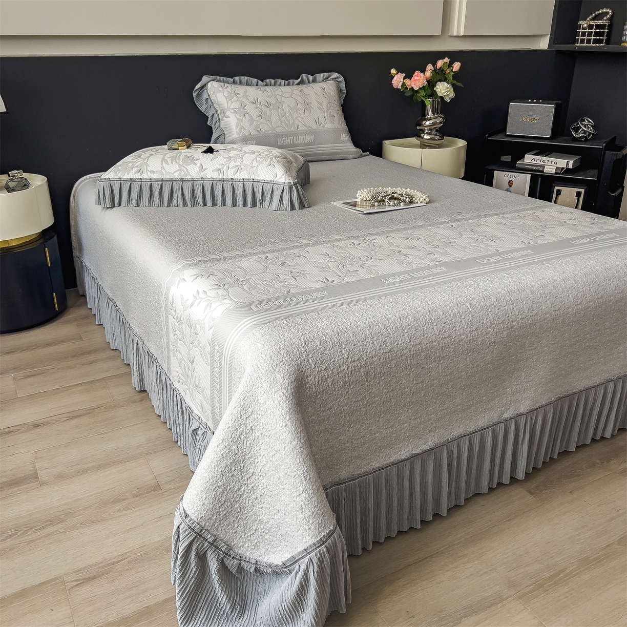 91家纺网 家纺一手货源 找家纺 慕木家纺 2026新款A类三明治复合乙纶提花冰豆豆花边床盖款床裙欧洛菲系列（提供买家秀） 欧洛菲-灰