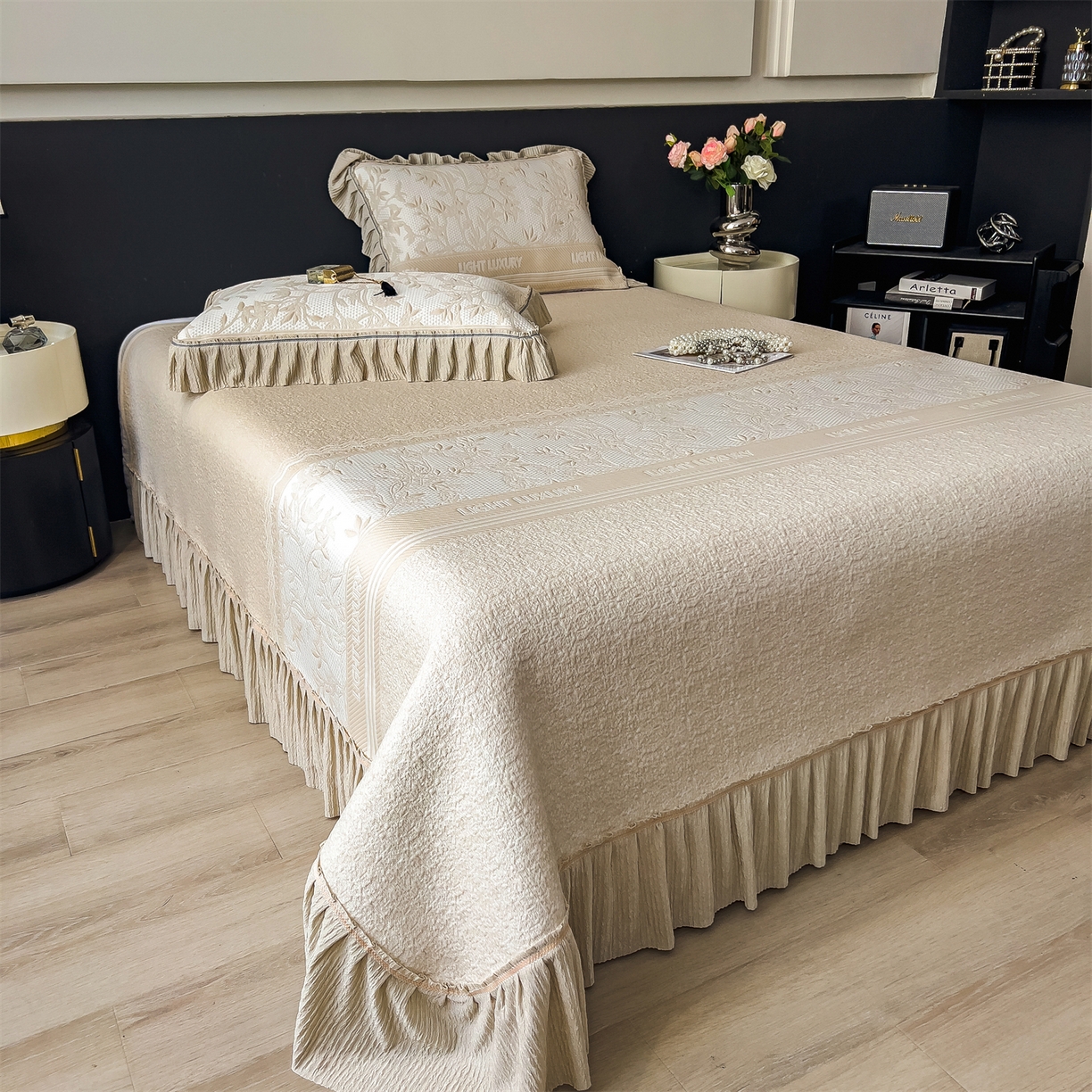 91家纺网 家纺一手货源 找家纺 慕木家纺 2026新款A类三明治复合乙纶提花冰豆豆花边床盖款床裙欧洛菲系列（提供买家秀） 欧洛菲-卡其