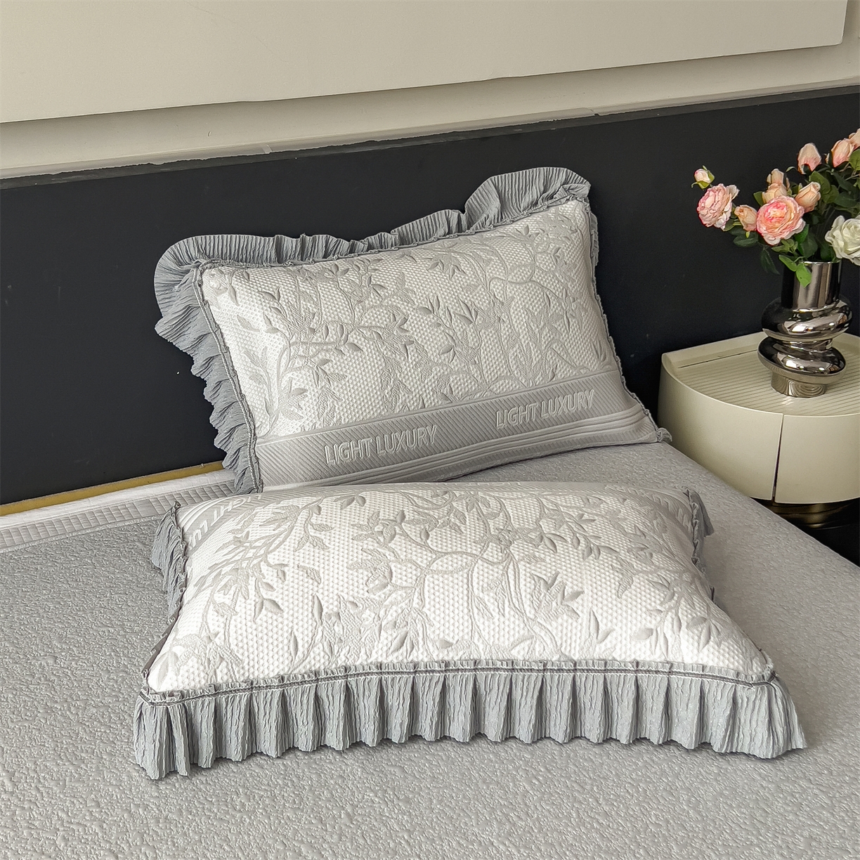 91家纺网 家纺一手货源 找家纺 慕木家纺 2026新款A类三明治复合乙纶提花冰豆豆花边床盖款床裙欧洛菲系列（提供买家秀） 欧洛菲-灰