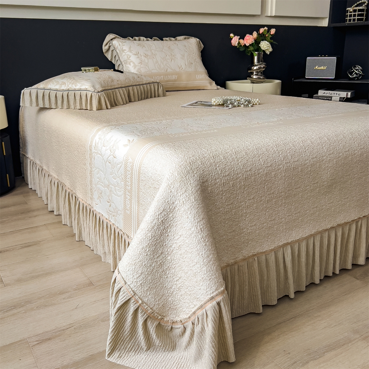 91家纺网 家纺一手货源 找家纺 慕木家纺 2026新款A类三明治复合乙纶提花冰豆豆花边床盖款床裙欧洛菲系列（提供买家秀） 欧洛菲-卡其