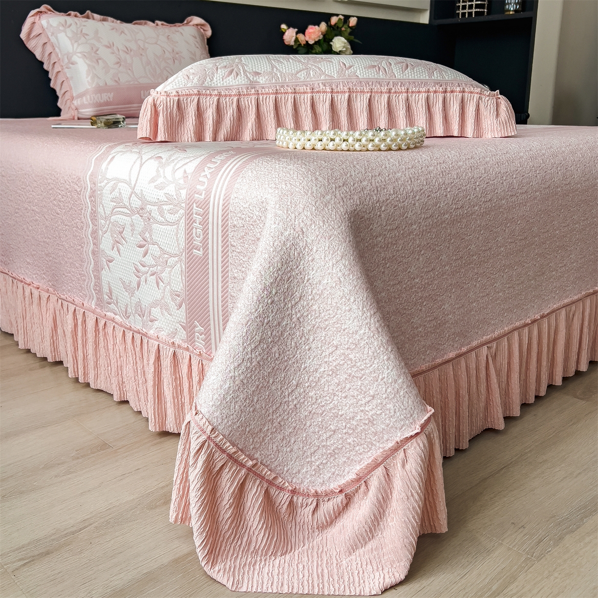 91家纺网 家纺一手货源 找家纺 慕木家纺 2026新款A类三明治复合乙纶提花冰豆豆花边床盖款床裙欧洛菲系列（提供买家秀） 欧洛菲-粉