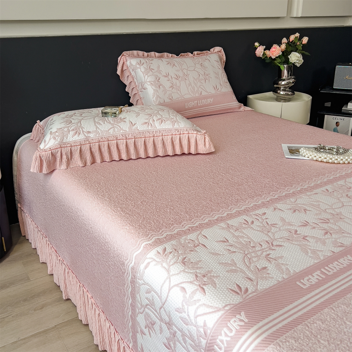 91家纺网 家纺一手货源 找家纺 慕木家纺 2026新款A类三明治复合乙纶提花冰豆豆花边床盖款床裙欧洛菲系列（提供买家秀） 欧洛菲-粉