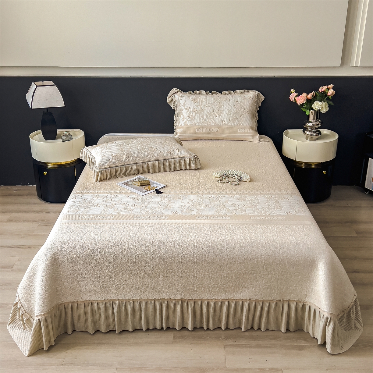 91家纺网 家纺一手货源 找家纺 慕木家纺 2026新款A类三明治复合乙纶提花冰豆豆花边床盖款床裙欧洛菲系列（提供买家秀） 欧洛菲-卡其