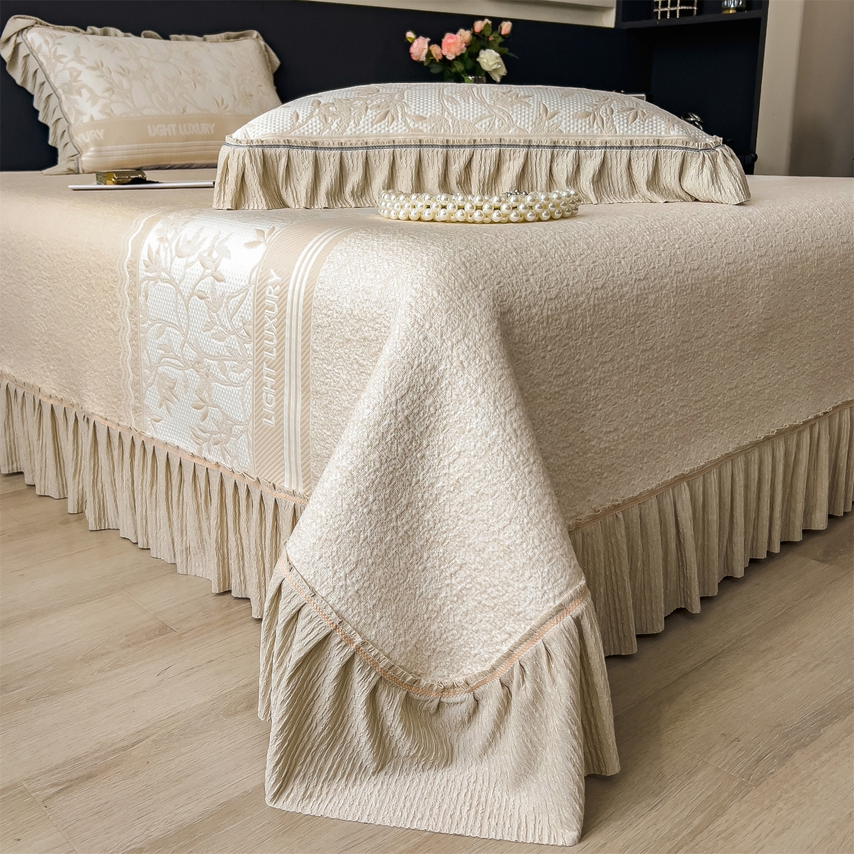 91家纺网 家纺一手货源 找家纺 慕木家纺 2026新款A类三明治复合乙纶提花冰豆豆花边床盖款床裙欧洛菲系列（提供买家秀） 欧洛菲-卡其