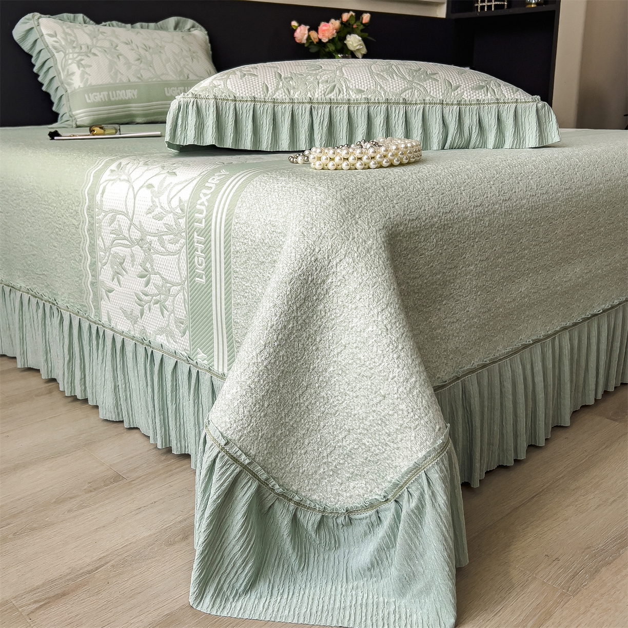 91家纺网 家纺一手货源 找家纺 慕木家纺 2026新款A类三明治复合乙纶提花冰豆豆花边床盖款床裙欧洛菲系列（提供买家秀） 欧洛菲-绿